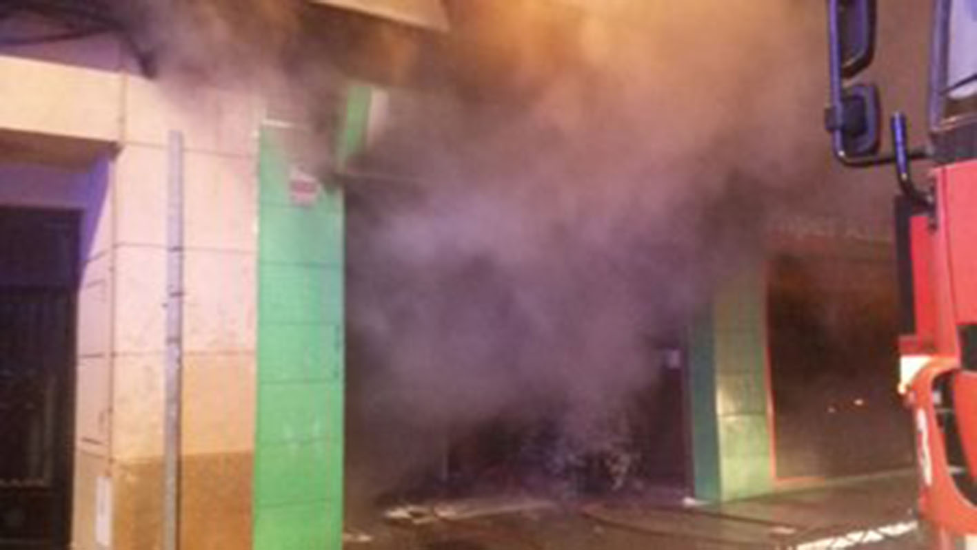 El local siniestrado es un bazar y el humo afectó a todo el edificio.