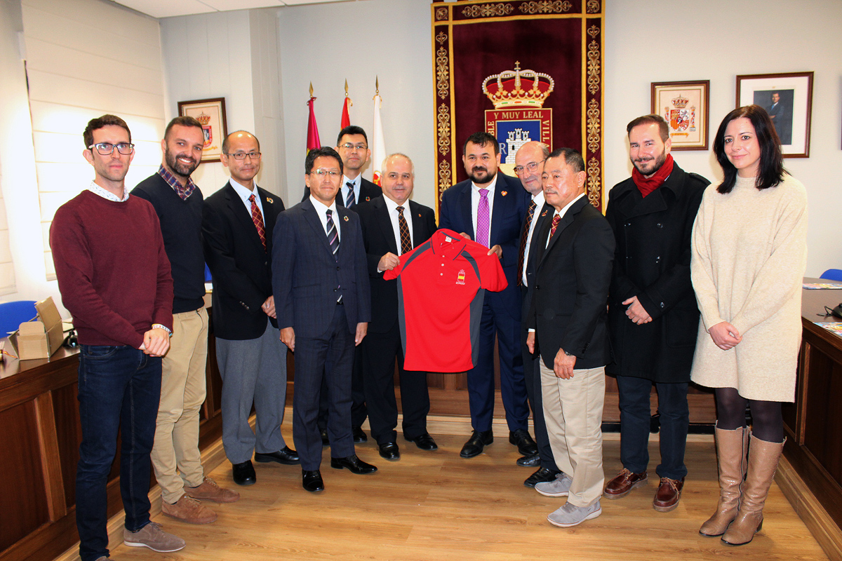 La delegación de Fujinoyima, con la Corporación de La Roda