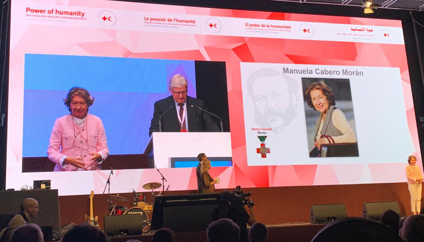 Manuela Cabero, en el momento de recibir la máxima distinción de la Cruz Roja y la Media Luna Roja.