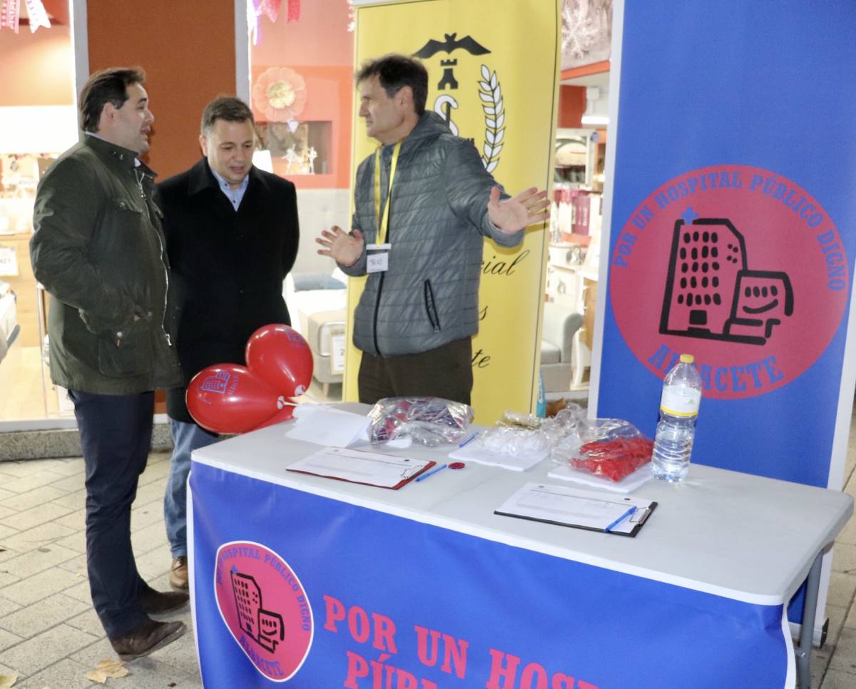 Núñez durante la recogida de firmas.