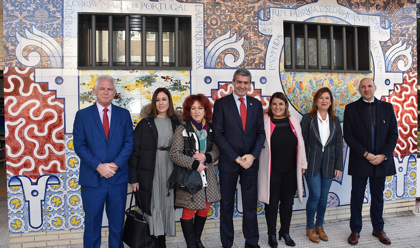 El presidente de la Diputación de Toledo, Álvaro Gutiérrez; junto a la alcaldesa de Talavera, Tita García Élez, en la inauguración de la nueva Oficina de Turismo.