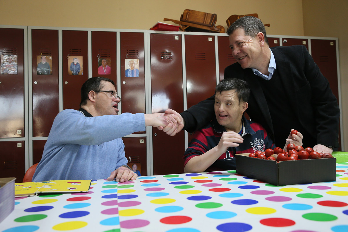 Emiliano García-Page en su visita a un centro de personas con discapacidad.