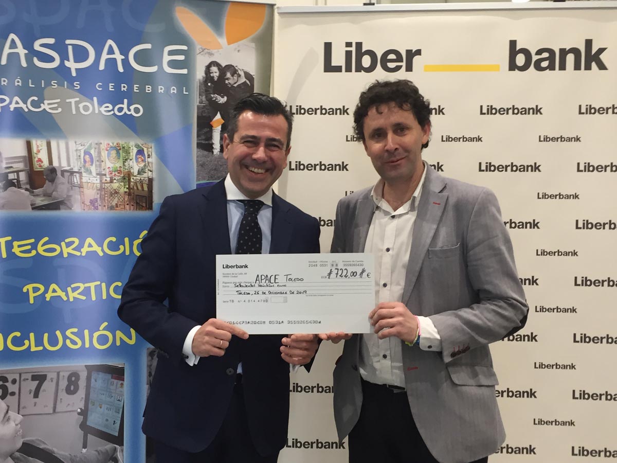 Entrega del cheque a Apace Toledo tras el reto "Liberbank Pedaladas Solidarias"