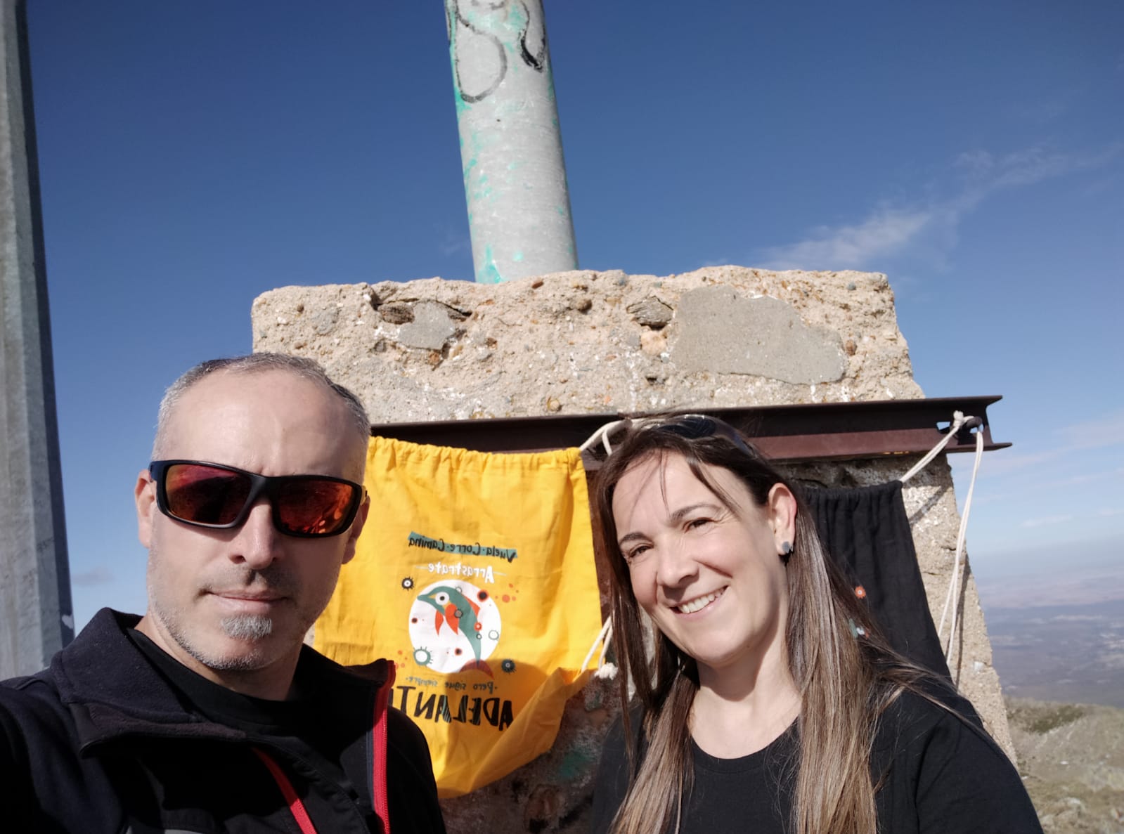 Bauti Bermúdez y Leticia Flores ascendieron al pico del Lobo para visibilizar la lucha contra la ELA.