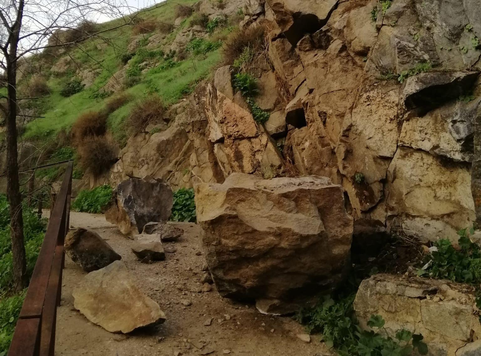 Imagen de las piedras caídas en la senda ecológica.