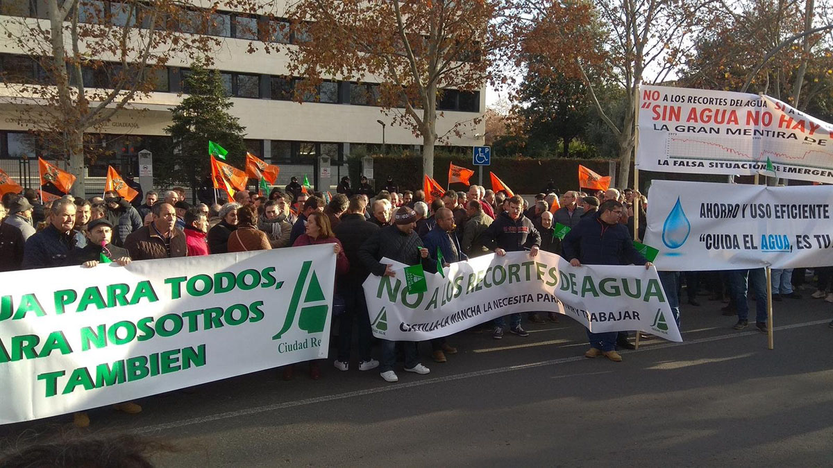 Protesta a las puertas de la sede de la Confederación Hidrológica del Guadiana.