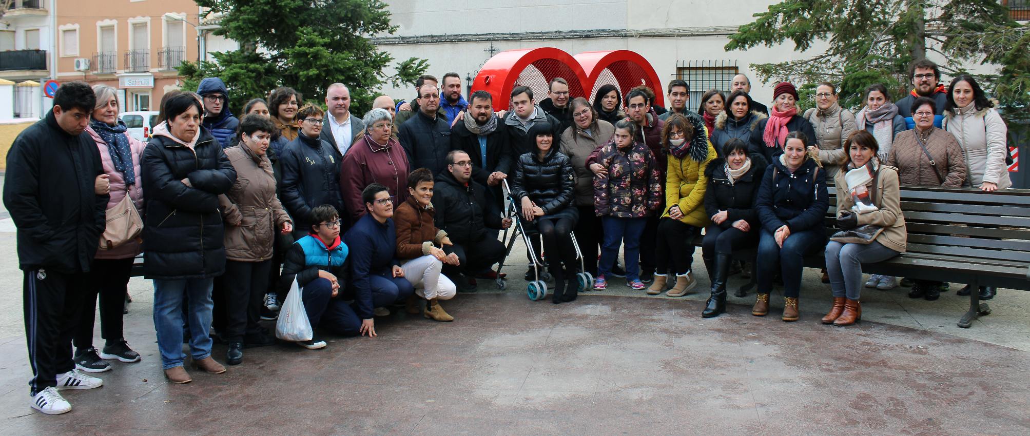 Inauguración de los "corazones solidarios" en La Roda.