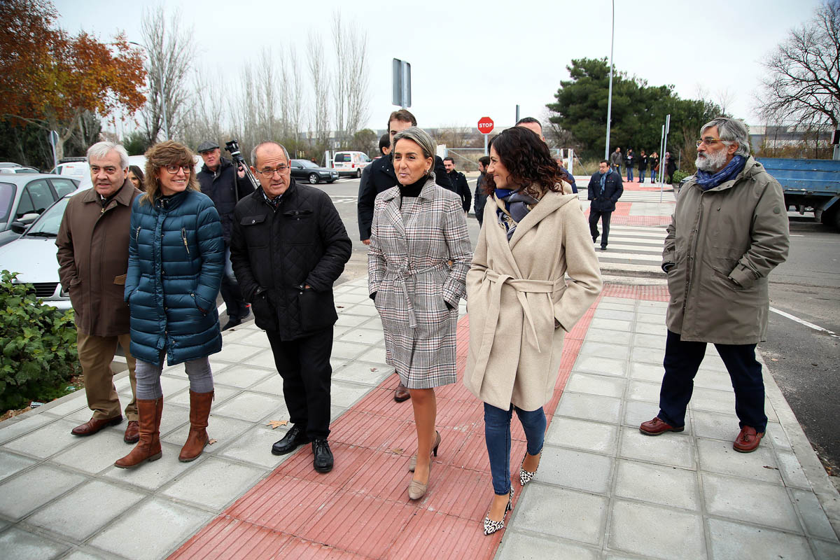 Visita de la alcaldesa a la reforma llevada a cabo en el Polígono de Toledo.