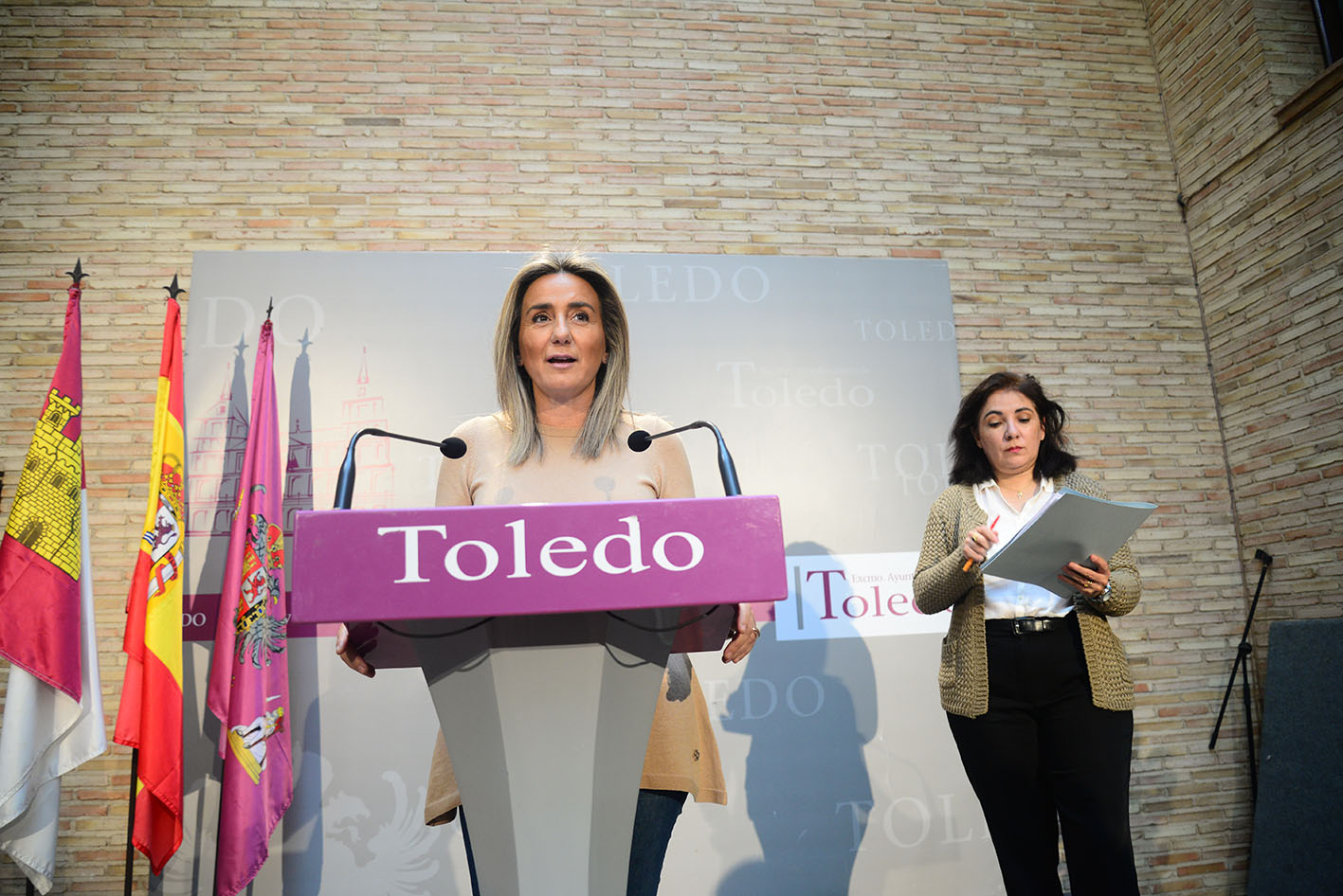 Milagros Tolón, alcaldesa de Toledo, junto a Mar Álvarez, concejala de Hacienda.