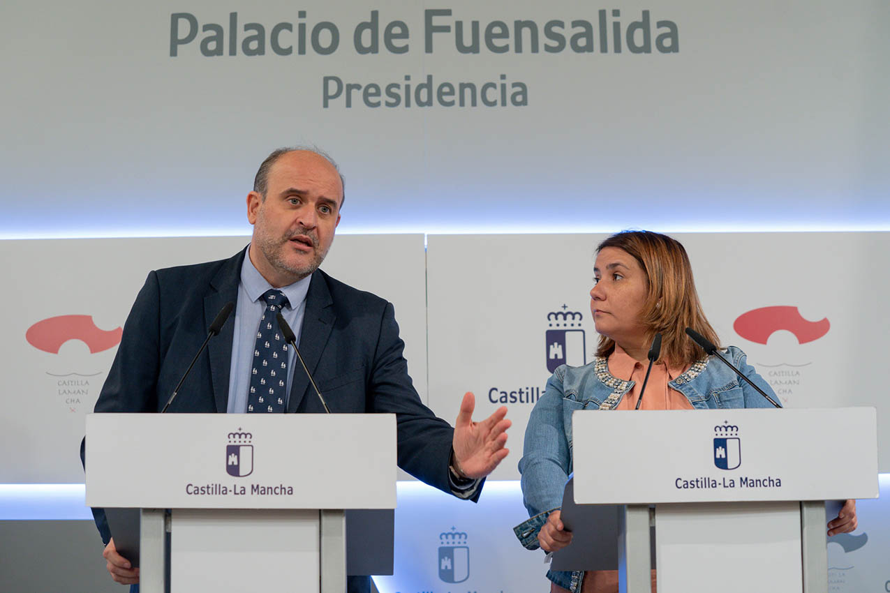 scrats El vicepresidente de Castilla-La Mancha, José Luis Martínez Guijarro; y la alcaldesa de Talavera, Tita García Élez.