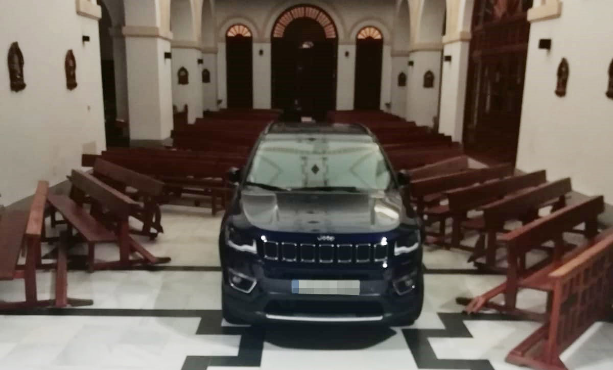 El coche, en el interior de la iglesia de Sonseca tras destrozar todo lo que encontraba a su paso.