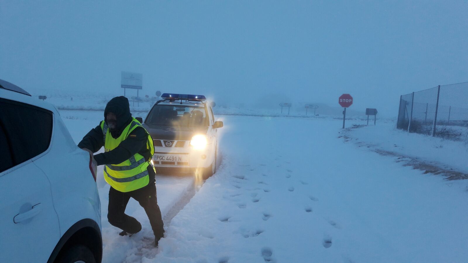 La Guardia Civil ayuda a salir a un coche atrapado en la provincia de Albacete.