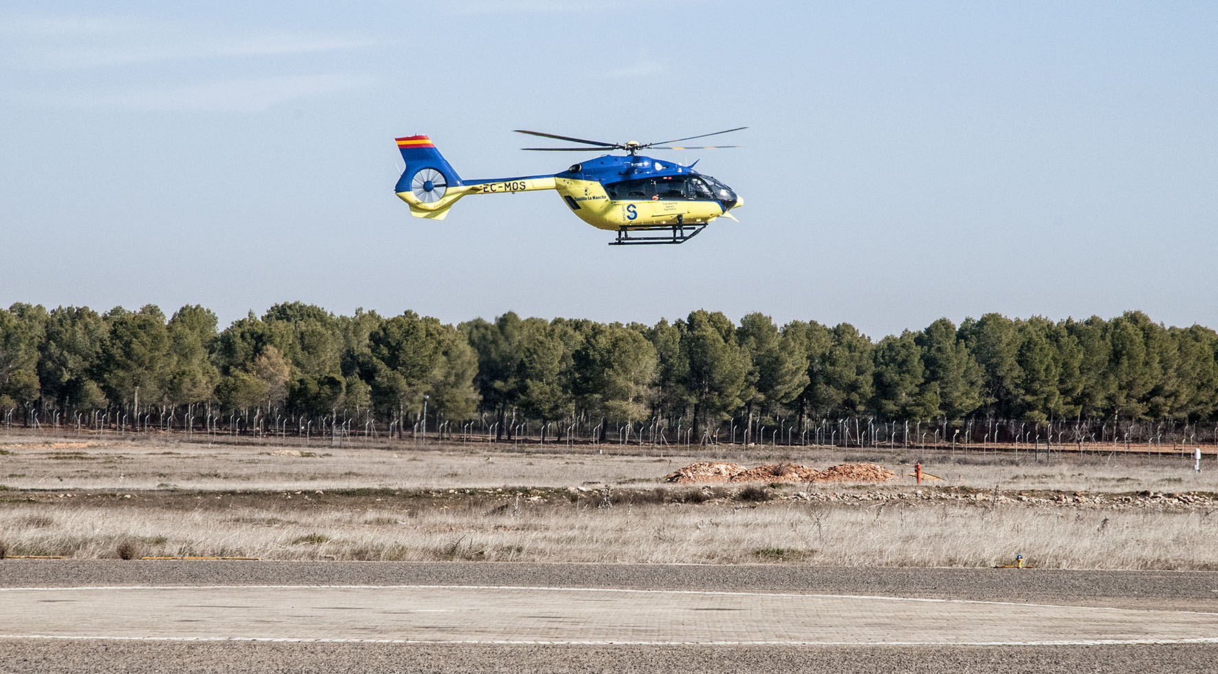 Un helicóptero medicalizado del Sescam. Foto: Rebeca Arango.