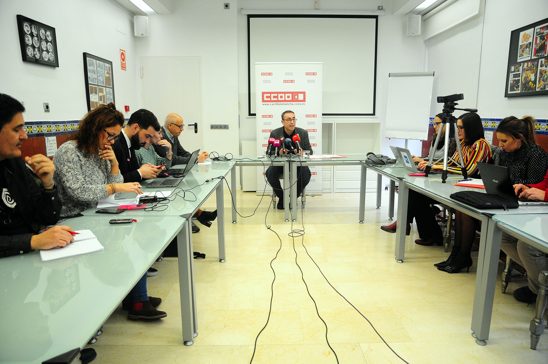 Paco de la Rosa compareciendo ante los medios de comunicación.