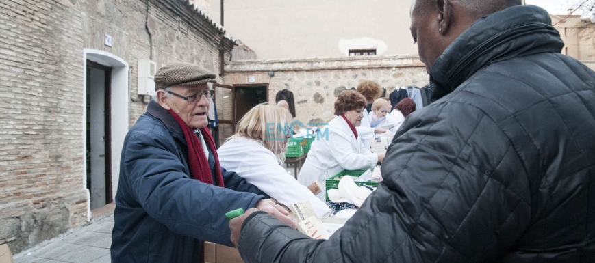 Cipriano González, en uno de sus tradicionales repartos de alimentos a los más necesitados.