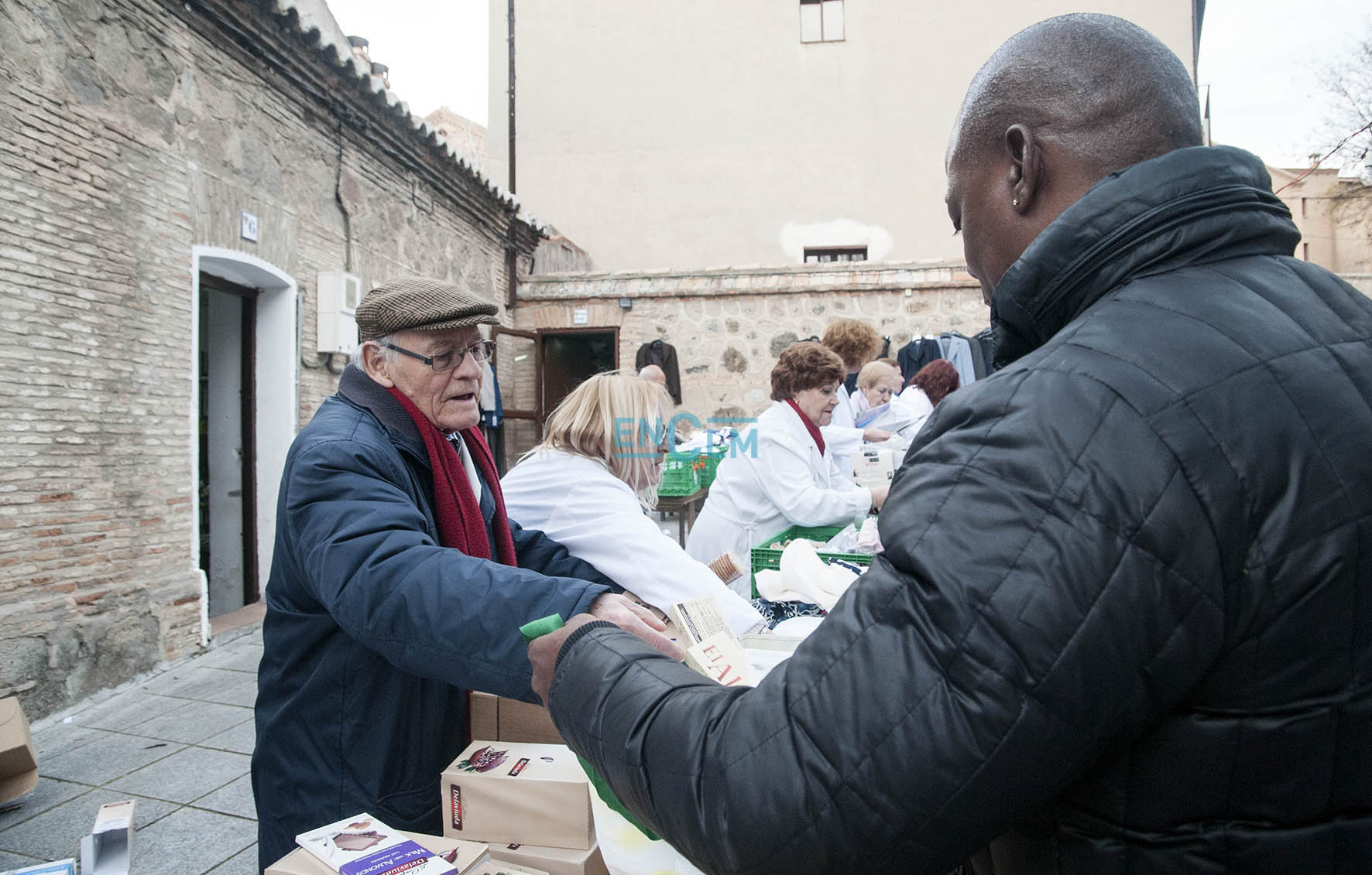 Cipriano González, en uno de sus tradicionales repartos de alimentos a los más necesitados.