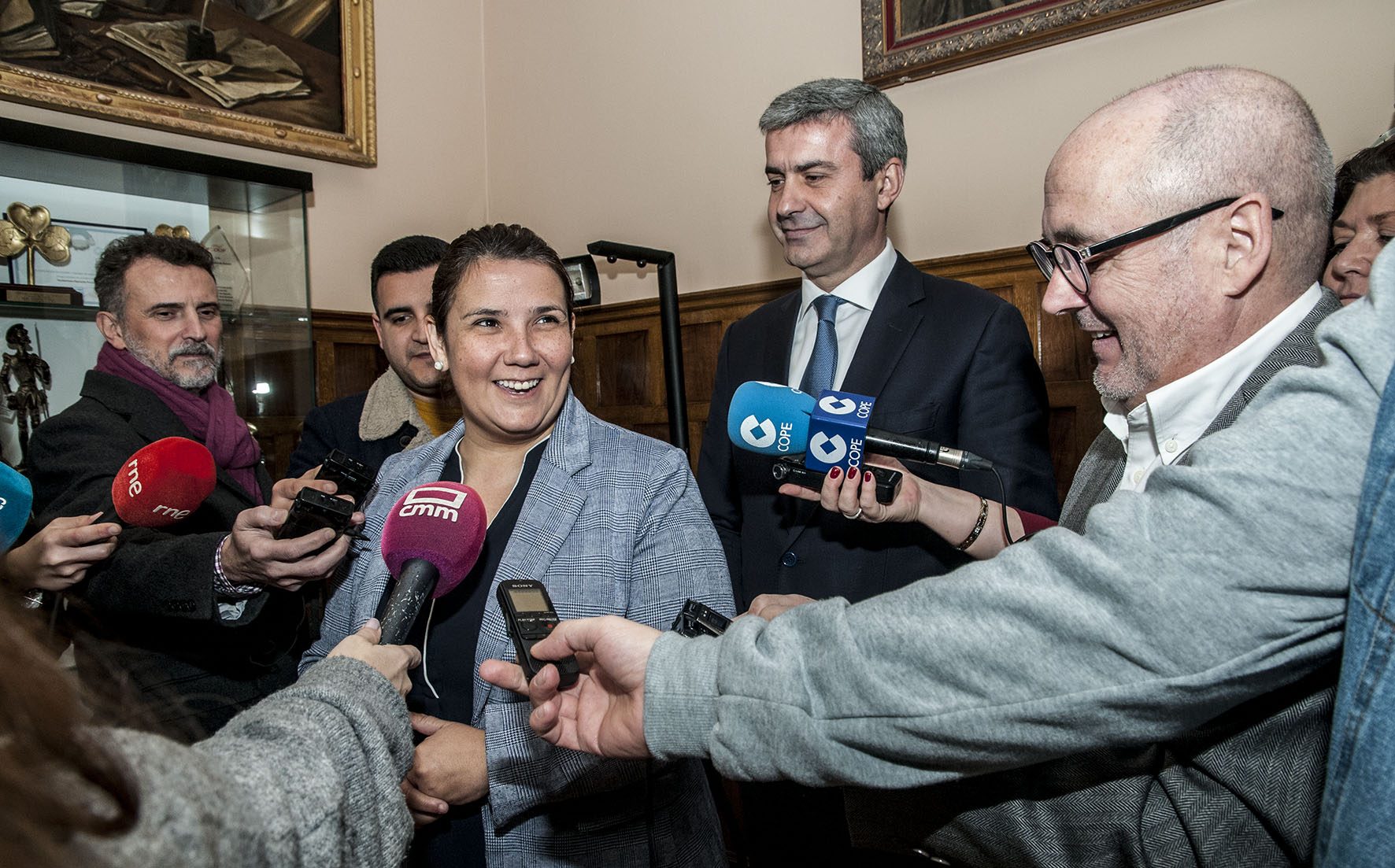 Tita García Élez y Álvaro Gutiérrez, en la firma del protocolo para activar la plataforma logística de Talavera