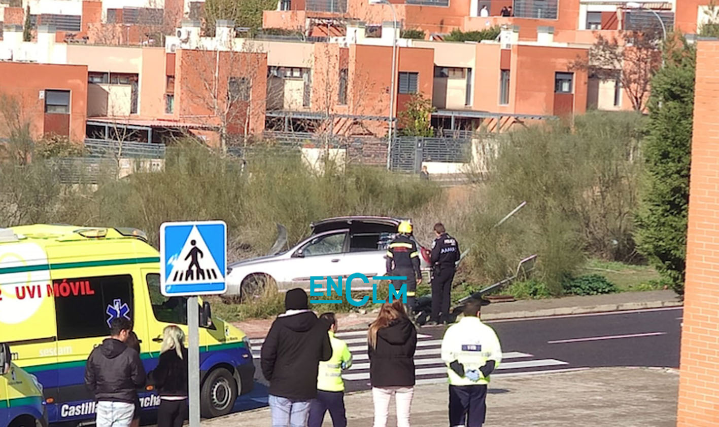 Imagen del vehículo accidentado esta mañana en el barrio de Valparaíso, en Toledo.