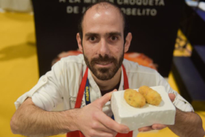 Alberto García Escudero, junto a su ya famosa croqueta de jamón, la mejor de España.