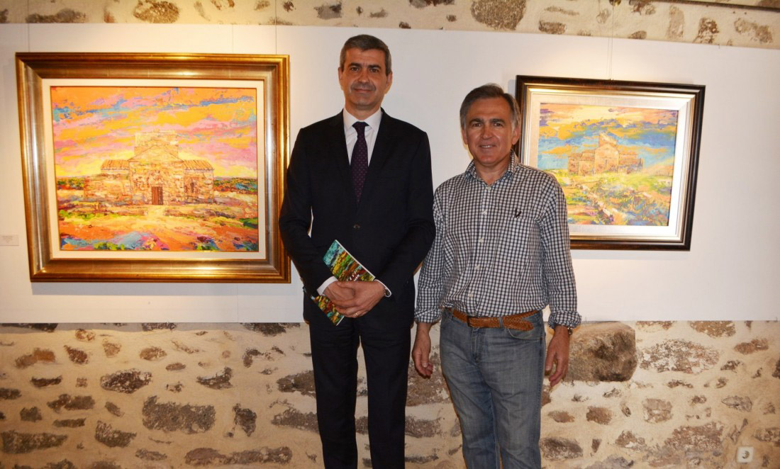 Álvaro Guitérrez junto al pintor Fidel María Puebla en una exposición celebrada en Melque en 2018.