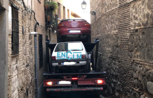 La grúa intentando pasar por la calle Real de Toledo.