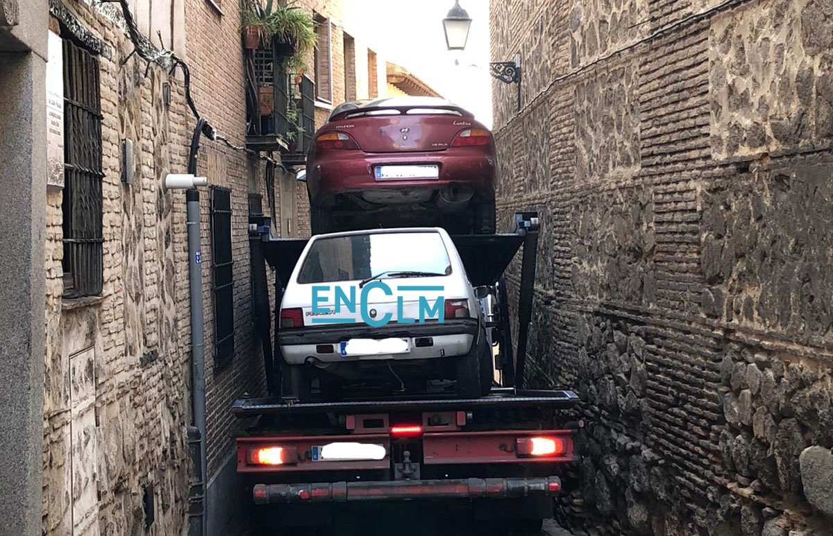 La grúa intentando pasar por la calle Real de Toledo.