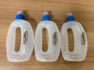 Botellas que está repartiendo el Ayuntamiento de Illescas.