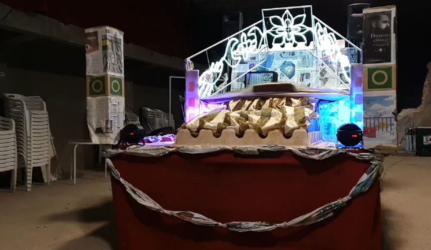 Esta es la carroza de los Reyes Magos de Alcocer (Guadalajara) hecha con periódicos, cartones y corchos sacados de la basura.