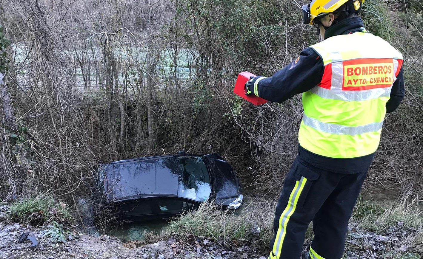 El coche se ha caído a un río cercano a la ciudad de Cuenca y su ocupante ha tenido que ser rescatado por los Bomberos.