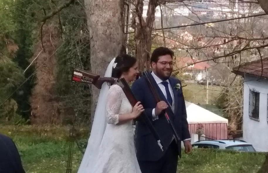 Alberto Fernández y Beatriz Martínez, casándose, armas al hombro