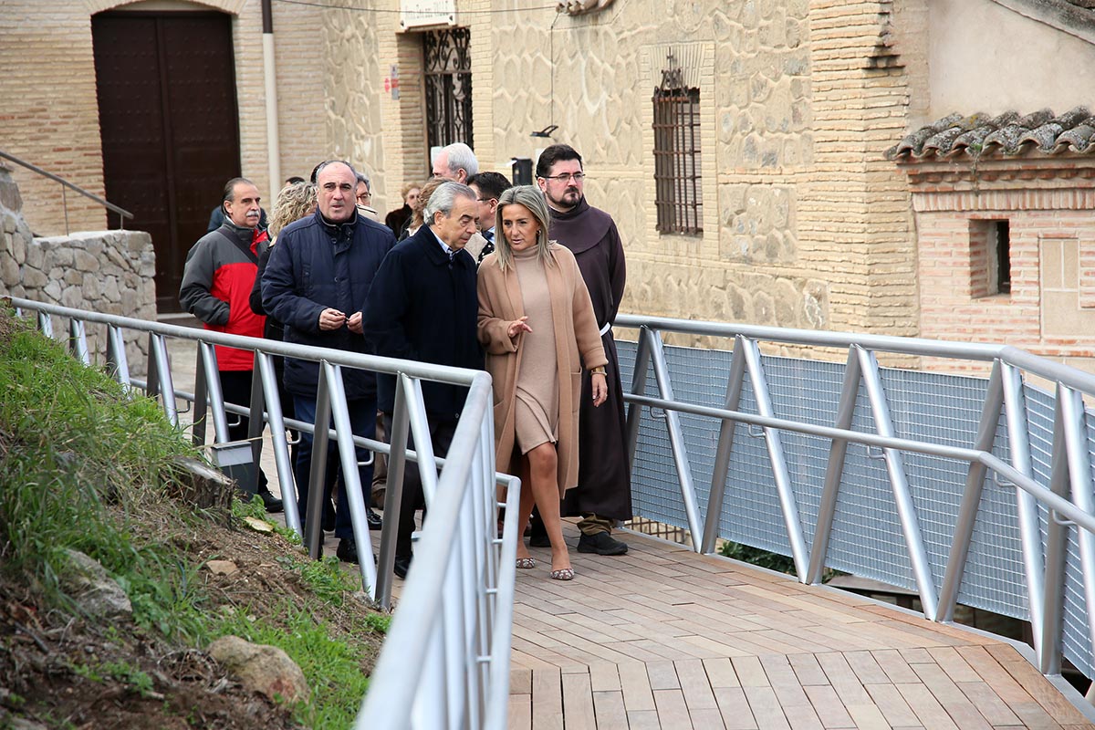 Tolón, accediendo a la nueva pasarela de acceso a la ermita de la Virgen del Valle