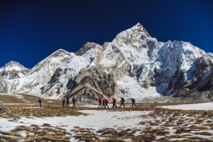 La expedición Álex Txikon-Amiab, delante del Everest. Foto: Álvaro Sanz