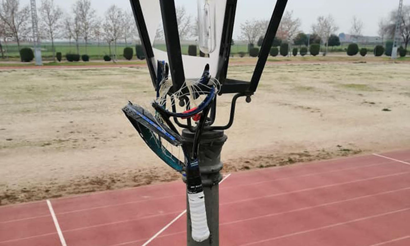 Así ha quedado una de las farolas de la zona deportiva de Las Colonias, en Torrijos, después de romper en ella ¡una raqueta de tenis!