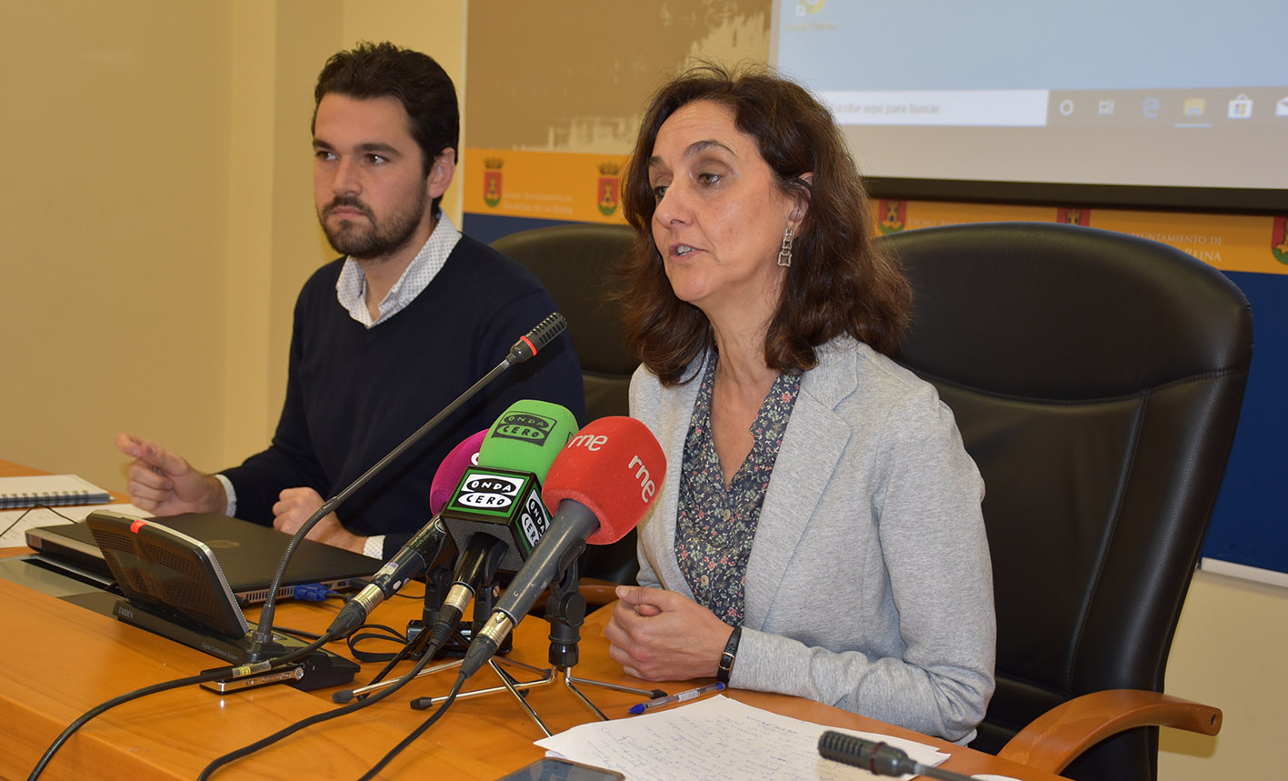 Flora Bellón, a la derecha, ha anunciado que serán tres los proyectos que se pondrán en marcha con el plan de empleo.
