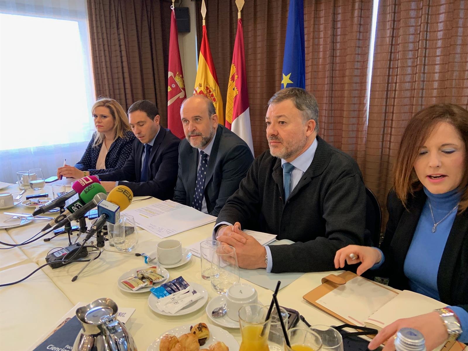 Desayuno informativo con representantes de Junta, Diputación y Ayuntamiento de Cuenca.