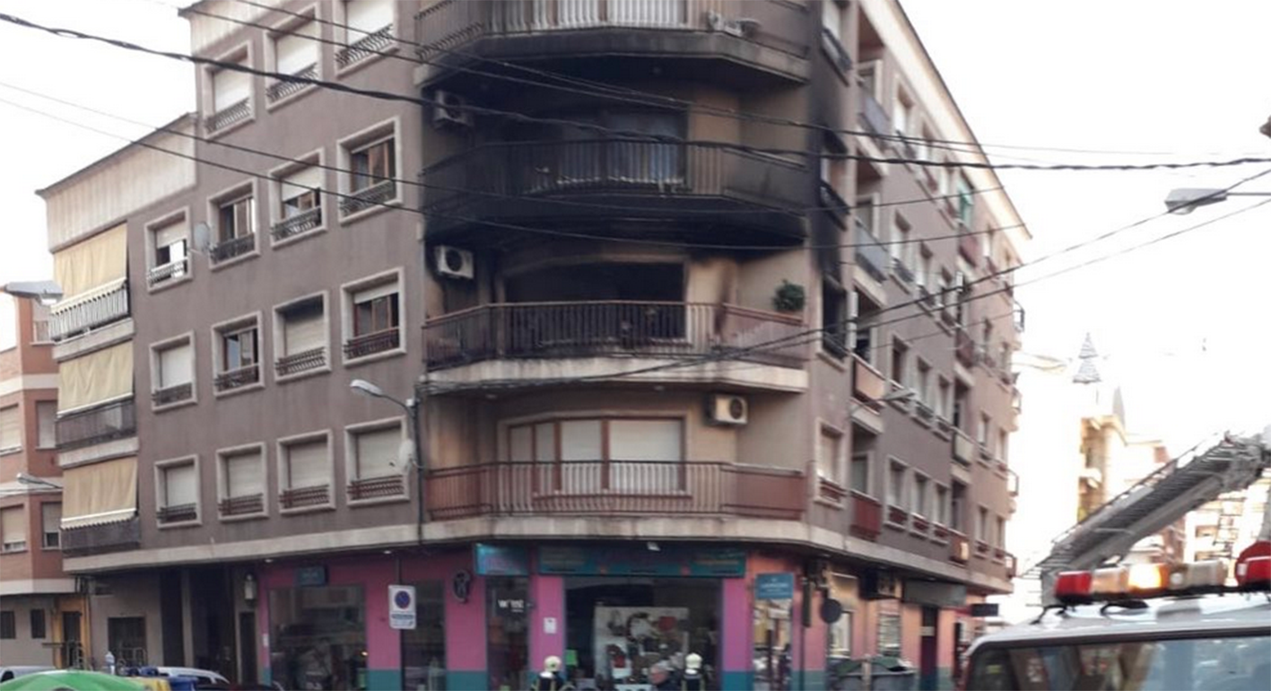 El incendio se ha originado en una vivienda de la segunda planta de un edificio situado en la calle Doctor Cerdá Martí, en Hellín.