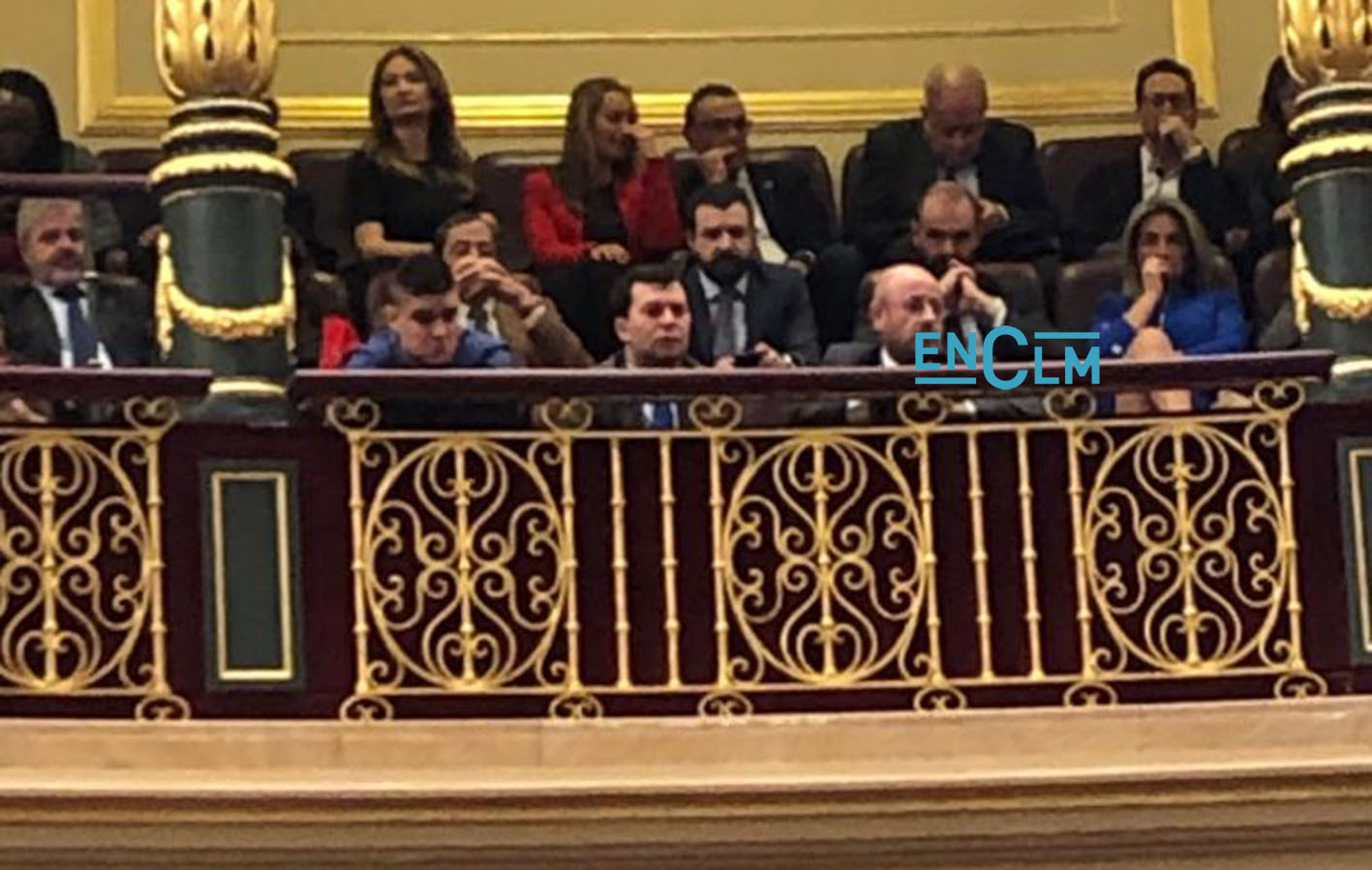 Milagros Tolón, a la derecha, en la tribuna de invitados del Congreso de los Diputados.