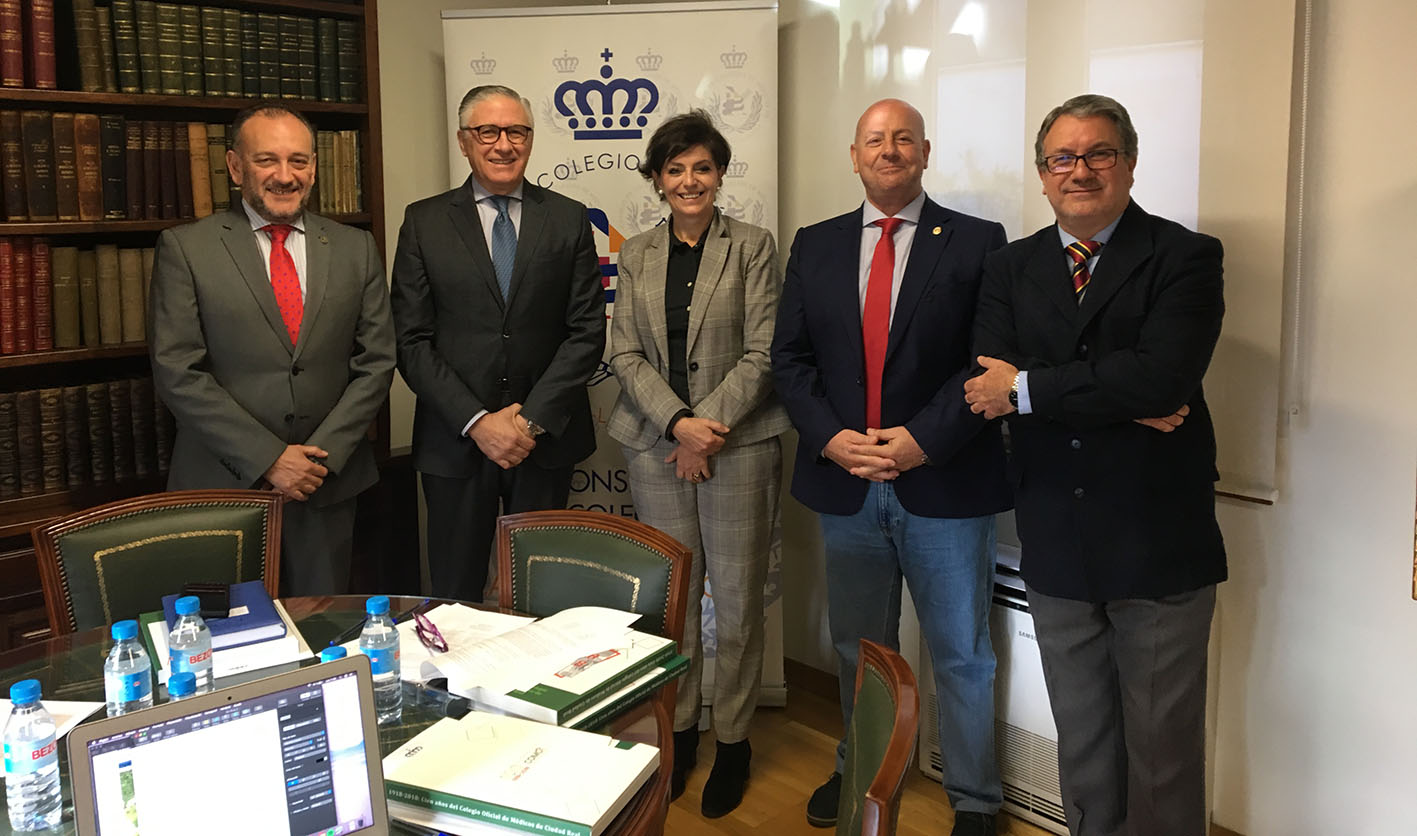 Natividad Laín, en el centro de la imagen, junto al resto de presidentes de los colegios de médicos de las provincias de CLM.