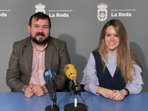 Juan Ramón Amores y Emma Escribano en rueda de prensa.