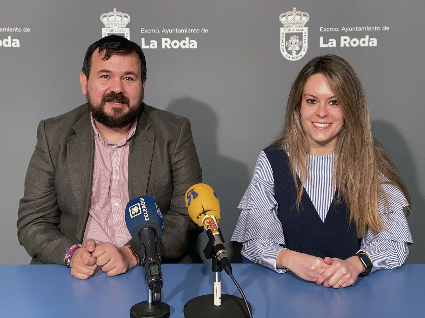 Juan Ramón Amores y Emma Escribano en rueda de prensa.