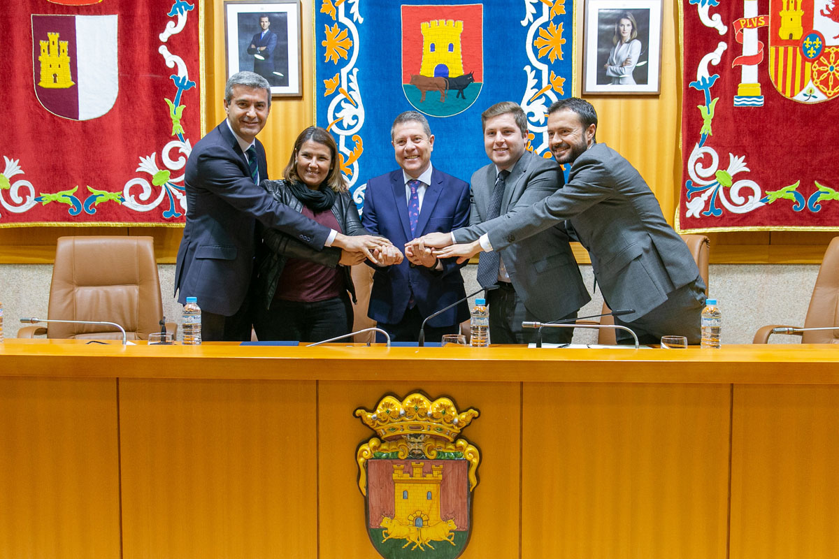 Firma del protocolo en el Ayuntamiento de Talavera.