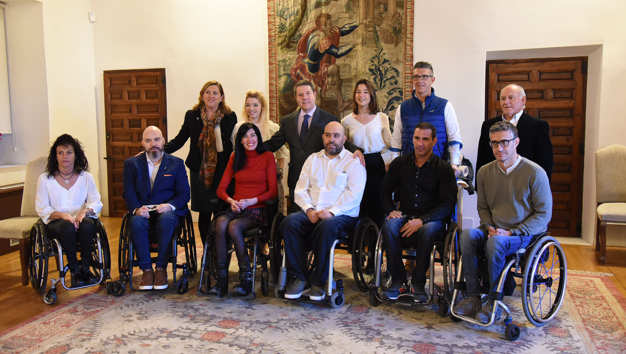 Miembros del Carpetanos Quad Rugby, de Toledo, junto al presidente de Castilla-La Mancha, Emiliano García-Page.