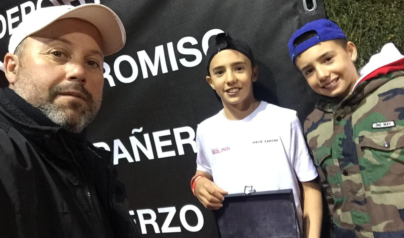 Quique (en el centro) y Maxi Carrascosa (a la derecha), junto a su entrenador, Paco Sánchez Romero.