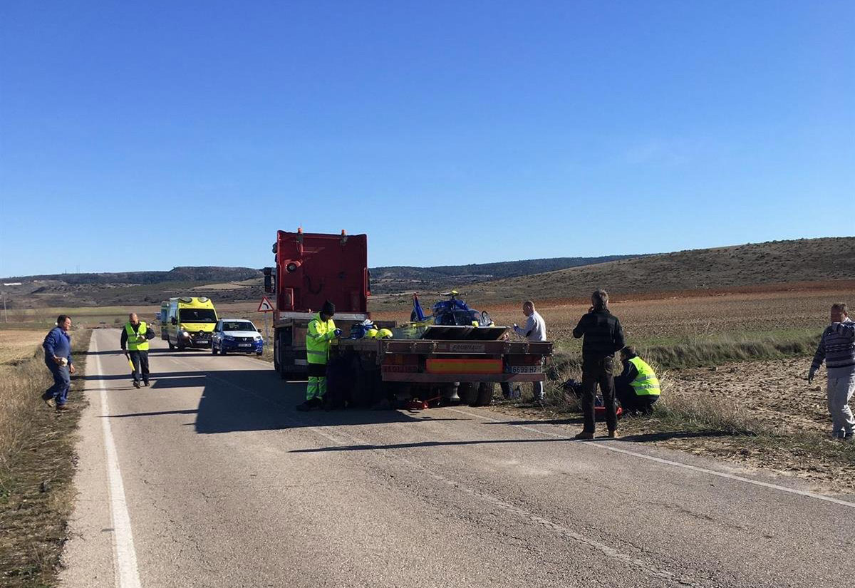 Camión en el que ha quedado atrapado el trabajador mientras cambiaba una rueda.