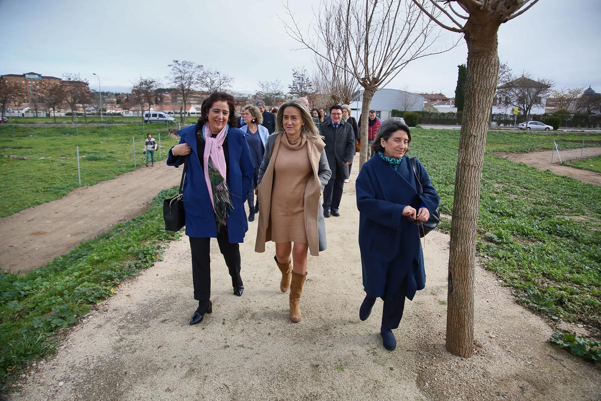 La alcaldesa, inaugurando la senda peatonal de la Vega Baja