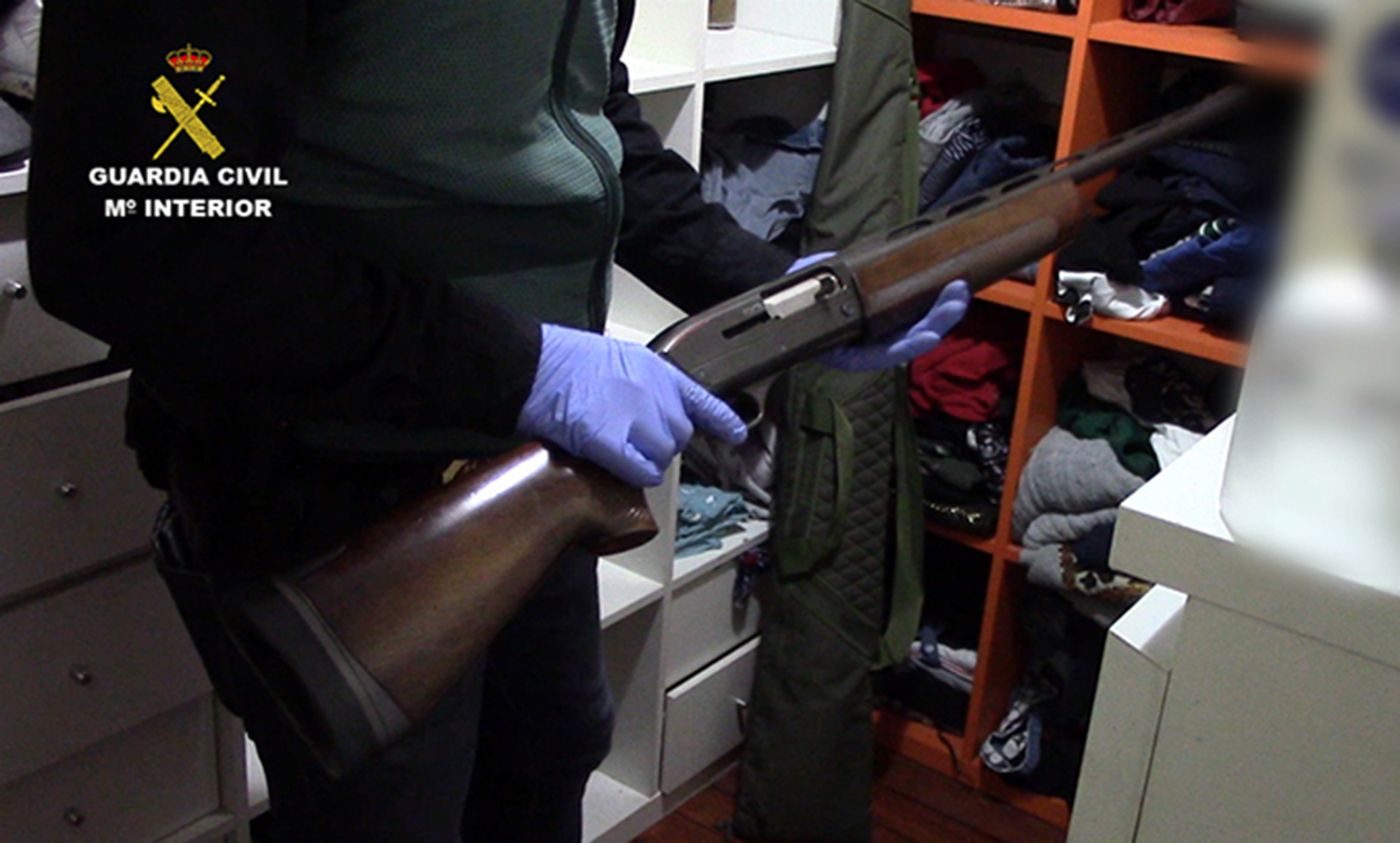 Los dos detenidos tenían en uno de sus domicilios varias armas, entre ellas tres escopetas de caza.