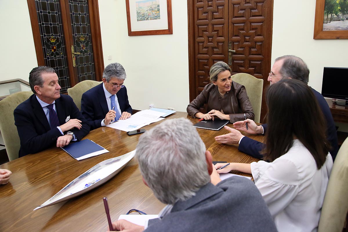 Reunión de Milagros Tolón con el arquitecto José María Ezquiaga