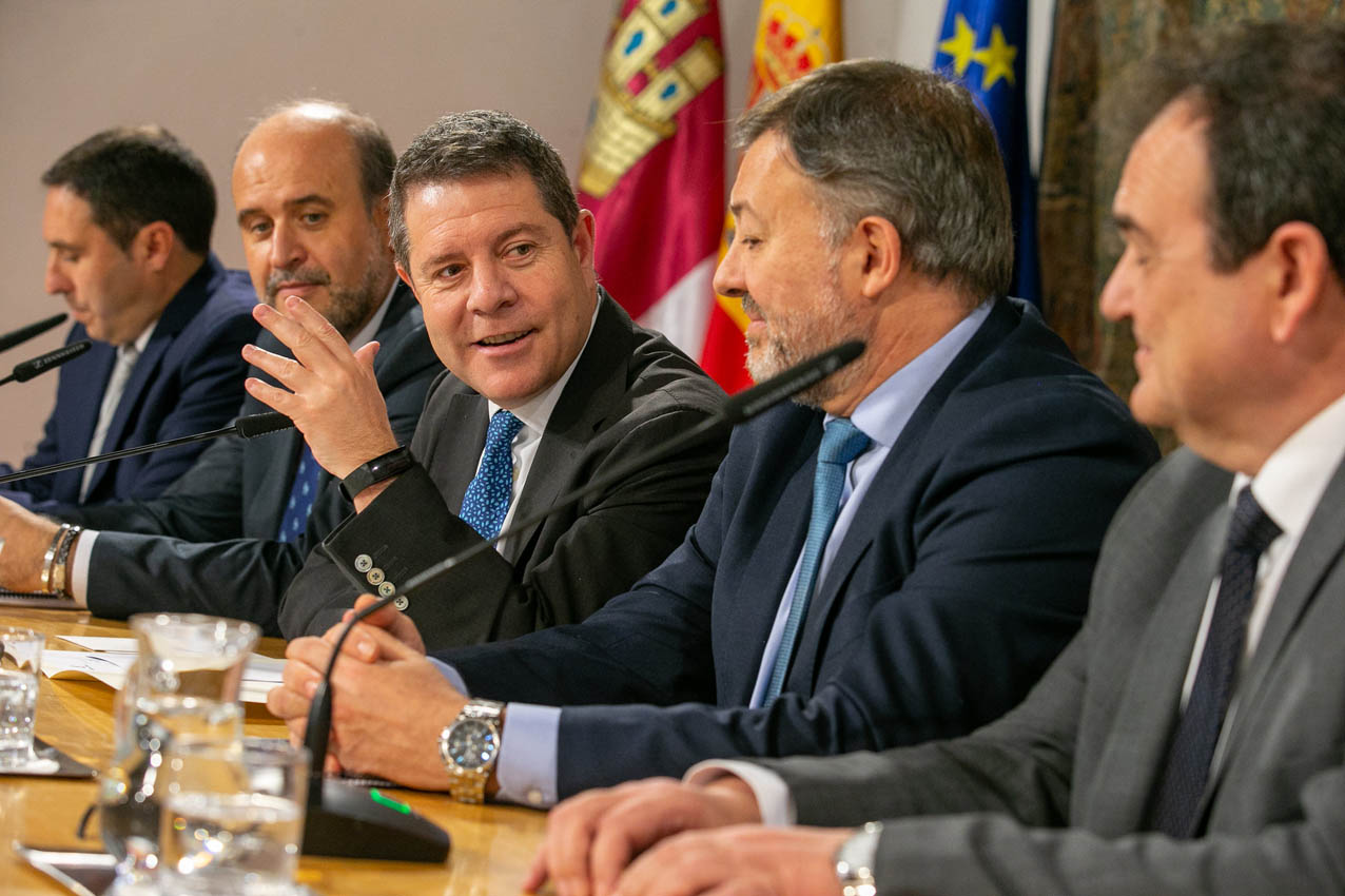 De izquierda a derecha, el presidente de la Diputación de Cuenca, Álvaro Martínez Chana, el vicepresidente del Gobierno de CLM, José Luis Martínez Guijarro, el presidente de CLM, Emiliano García-Page, el alcalde de Cuenca, Dario Dolz, y el concejal de Cuenca nos Une, Isodoro Gómez Cavero.