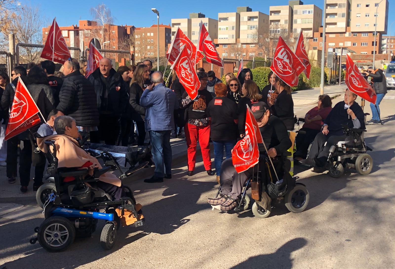 Concentración de trabajadores y usuarios a las puertas del CAMF de Guadalajara.