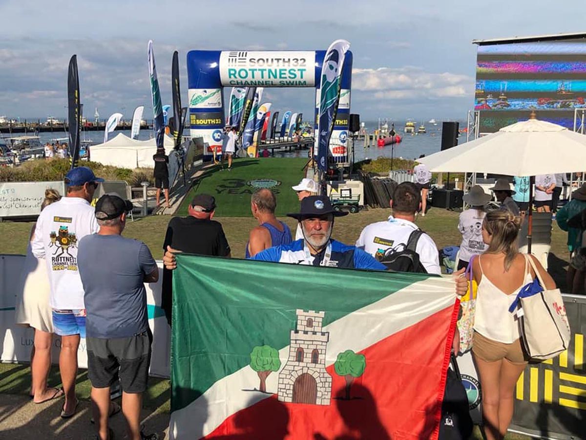 Alexis Rodríguez, portado la bandera de Torrijos tras completar la Rottnest Channel Swim